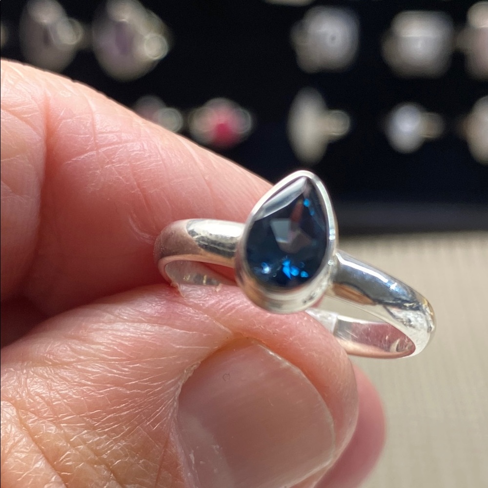 LONDON BLUE TOPAZ Size 8